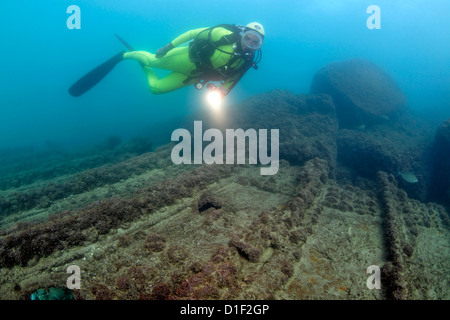 Taucher mit Wrack, Caesarea Maritima, Mittelmeer, Israel, unter Wasser geschossen Stockfoto