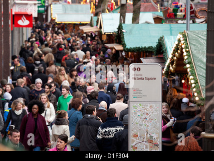 Neue Straße im Zentrum von Birmingham ist vollgepackt mit Weihnachts-Einkäufer und Besucher der deutschen Frankfurter Markt. Stockfoto