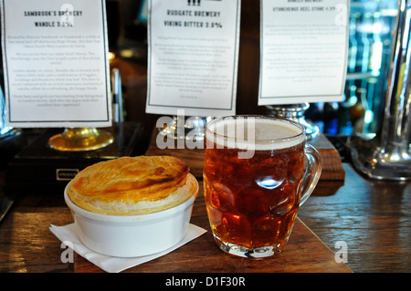 Pint Bier und eine Torte am Entwurf Haus Pub, Northcote Road, Clapham, London, England, SW11 Stockfoto