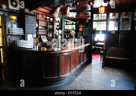 Die Bar im Windsor Castle Pub, Campden Hill Road, Kensington, London, England Stockfoto