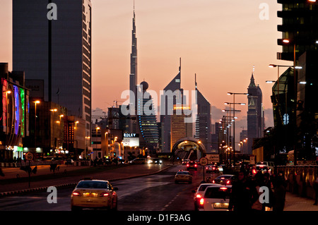 Wolkenkratzer in der Innenstadt von Dubai am Abend Stockfoto