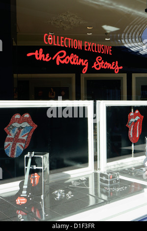 Ein Schild an einem Schaufenster, die Rolling Stones waren in Montpellier, Südfrankreich zu verkaufen. Stockfoto