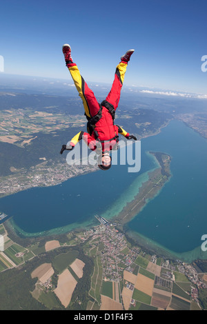 Fallschirmspringer in der Luft, Tschugg, Schweiz Stockfoto