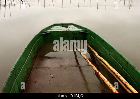 Leerer Punt, ein kleines Boot gefüllt mit Wasser auf Herbst Teich-See Südböhmen Tschechien Stockfoto