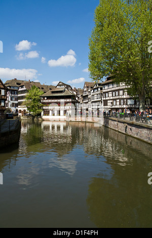 Blick über den Fluss krank La Petite France in Straßburg, Frankreich Stockfoto