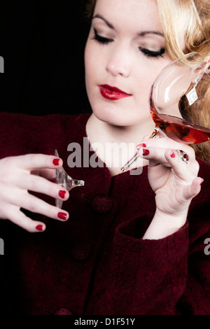 eine Frau ist ein zerbrochenes Glas Wein in ihren Händen halten. Stockfoto