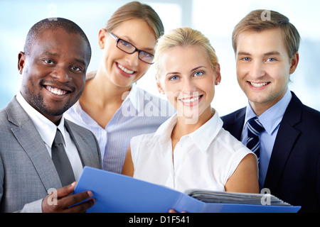 Porträt der Blick in die Kamera mit einem Lächeln glücklich Business-team Stockfoto
