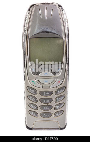 Eine alte veraltete abgenutzt sein Handy über weiß gehalten Stockfoto