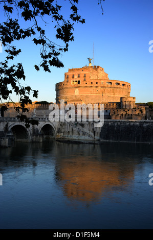 Italien, Rom, Tiber, Schloss Sant'Angelo bei Sonnenaufgang Stockfoto
