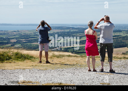 Touristen auf dem Gipfel des Ménez Hom, Ménez Hom, Finistère, Bretagne, Frankreich Stockfoto