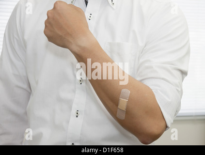 Mann mit einem Pflaster am arm Stockfoto