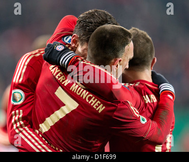 Deutscher Pokal - FC Augsburg V FC Bayern München 0-2 am 18. Dezember 2012: Freude nach Mario Gomez' (L) 1: 0 in Führung, Frank Ribery und Xherdan Shaqiri mit ihm feiern. Stockfoto