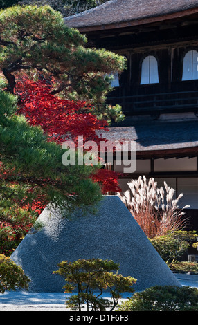 Die 'Moon Viewing Platform' (kogetsudai) aus weißem Sand am zen Buddhistischen Tempel von Ginkaku-ji (Jisho-ji oder der Silberne Pavillon), Kyoto, Japan Stockfoto