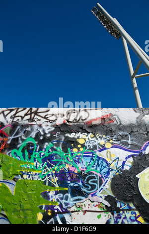 Graffiti auf den Resten der Berliner Mauer im Mauerpark in Berlin, Deutschland Stockfoto