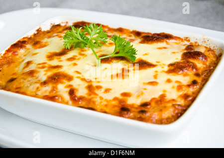 frische Lasagne Schale in eine Auflaufform legen Stockfoto