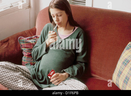 Schwangere Teenager Rauchen Stockfoto