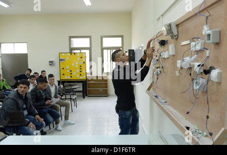 Schülerinnen und Schüler besuchen eine Klasse bei der offiziellen Eröffnung des Vocational Training Center (VTC) in Nablus, Palästinensische Gebiete, 8. Dezember 2012. Foto: Rainer Jensen Stockfoto