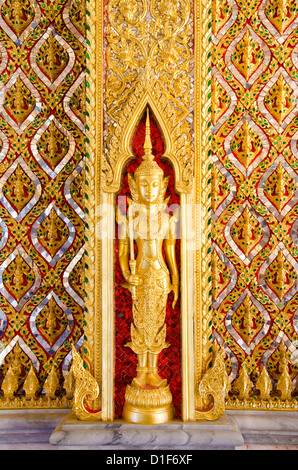 Der Engel des thailändischen Stuck bedeckt mit gold Stockfoto