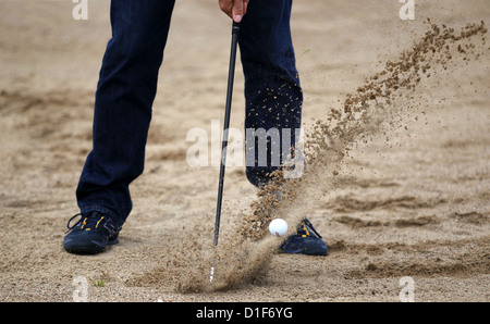 Ein Mann abschlägt während einer Übung auf dem Golf Platz Warnemünde Diedrichshagen, Deutschland, 28. Juni 2012. Die Anzahl der Golftouristen in Deutschland wird kontinuierlich erhöht. Foto: Jens Büttner Stockfoto