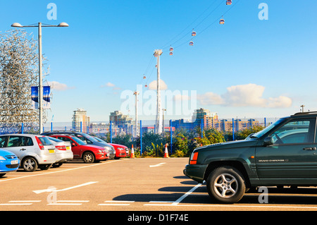 Emirates Air Line Seilbahnen dominiert die Skyline auf der Greenwich Peninsula, North Greenwich, London, UK Stockfoto