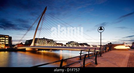 Architekt Santiago Calatrava Sam Beckett Bridge in Dublin in der Abenddämmerung Stockfoto