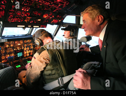 Bundespräsident Joachim Gauck blickt über den Hindukusch hinter den Piloten im Cockpit eines deutschen Streitkräfte Transall auf während des Fluges von Kabul nach Mazar-i-Sharif, Afghanistan, 18. Dezember 2012. Foto: WOLFGANG KUMM Stockfoto