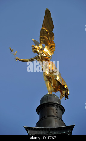 Der Engel des Friedens steht hoch auf einer Spalte in München, 13. Dezember 2012. Der Engel des Friedens erinnert an die 25 Jahre des Friedens nach dem deutsch-französischen Krieg von 1870/1871. Foto: Frank Leonhardt Stockfoto