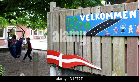 (DATEI) Eine Archivfoto datiert 28. Juni 2012 zeigt dänische Minderheit Kinder spielen am dänischen Kindergarten "Skovgade Boernehave" in Flensburg, Deutschland. Kinder werden in dänischen Kindergarten sozialen, sprachliche, kreative und technische Fähigkeiten in dänischer Sprache unterrichtet. Foto: Malte Christen Stockfoto