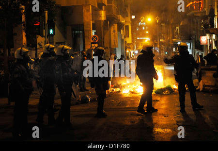 Polizisten stehen vor brennenden Barrikaden während der Proteste auf dem vierten Jahrestag des Todes des 15-jährigen Alexandros Grigoropoulos in Athen, Griechenland, 6. Dezember 2012. Alexandros Grigoropoulos wurde am 6. Dezember 2008 mit einem Polizei-Gewehr erschossen. Foto: Michael Anhaeuser Stockfoto