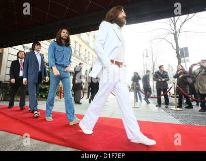 Wachs Figuren von John Lennon (R-l), George Harrison, Paul McCartney und Ringo Starr wie Abbey Road Beatles steht im Hotel Adlon in Berlin, Deutschland, 18. Dezember 2012. Vor 50 Jahren veröffentlicht die Beatles ihre erste Single. Aus diesem Anlass präsentiert Madame Tussaouds die Abbey Road Beatles als Wachsfiguren. Bis zum Ende des Jahres erhalten alle Besucher, die in einem original Beatles-Ep handeln werden freien Eintritt in die Show. Foto: STEPHANIE PILICK Stockfoto