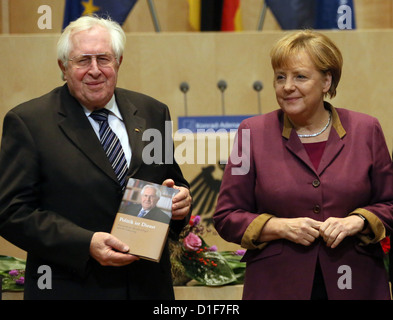 Ehemaliger Ministerpräsident von Rheinland-Pfalz (1976-1988) und Thüringen (1922-2003), Bernhard Vogel, hält die Veröffentlichung anlässlich seines Geburtstages während der offiziellen Festveranstaltung zu seinem 80. Geburtstag in der Konrad-Adenauer-Stiftung in Berlin, Deutschland, 17. Dezember 2012. Neben ihm steht Bundeskanzlerin Merkel. Foto: Stephanie Pilick Stockfoto