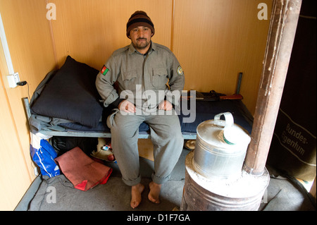 Ein Polizist der Afghanischen Nationalpolizei sitzt in seiner schlafenden Wohnheim in Mazar-i-Sharif, Afghanistan, 18. Dezember 2012. Die Bundeswehr verlassen Afghanistan im Jahr 2014. Foto: MAURIZIO GAMBARINI Stockfoto