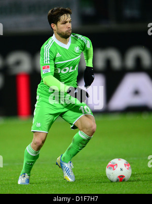 Wolfsburgs Diego spielt den Ball in der deutschen Bundesliga-Spiel zwischen VfL Wolfsburg und Eintracht Frankfurt in der Volkswagen Arena in Wolfsburg, Deutschland, 15. Dezember 2012. Foto: Peter Steffen Stockfoto