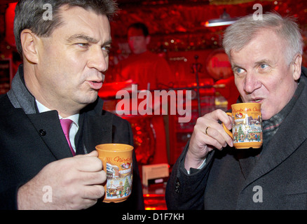 Bayerischen Finance Minister Markus Soeder (L) und Premier von Bayern Horst Seehofer trinken eine Feuerzangenbowle bei der Christkindlemarkt nach der Kabinettssitzung in Nürnberg, 18. Dezember 2012. Foto: DAVID EBENER Stockfoto