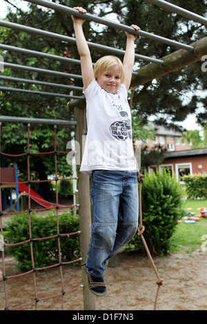 (DATEI) Eine Archivfoto vom 28. Juni 2012 zeigt dänische Minderheit jungen Biane spielen im dänischen Kindergarten "Skovgade Boernehave" in Flensburg, Deutschland. Kinder werden in dänischen Kindergarten sozialen, sprachliche, kreative und technische Fähigkeiten in dänischer Sprache unterrichtet. Foto: Malte Christen Stockfoto
