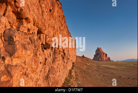 Shiprock, heiliger Navajo-Berg, Monolith, Deichrücken links, bei Sonnenaufgang, New Mexico, USA Stockfoto