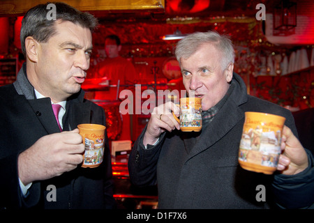 Bayerischen Finance Minister Markus Soeder (L) und Premier von Bayern Horst Seehofer trinken eine Feuerzangenbowle bei der Christkindlemarkt nach der Kabinettssitzung in Nürnberg, 18. Dezember 2012. Foto: DAVID EBENER Stockfoto
