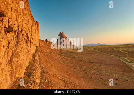 Shiprock, heiliger Navajo-Berg, Monolith, Deichrücken links, bei Sonnenaufgang, New Mexico, USA Stockfoto