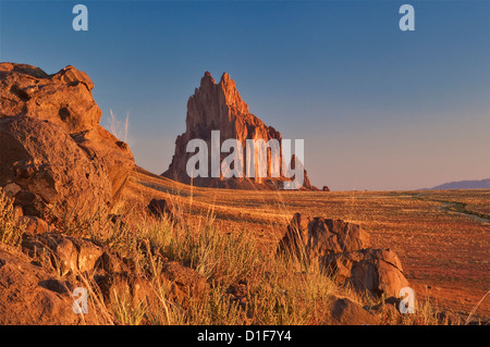 Shiprock, heiliger Navajo-Berg, Monolith, Deichrücken links, bei Sonnenaufgang, New Mexico, USA Stockfoto