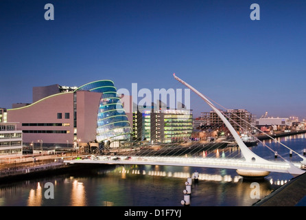 Architekt Santiago Calatrava Sam Beckett Bridge, Dublin, mit Cublin Convention Center Stockfoto