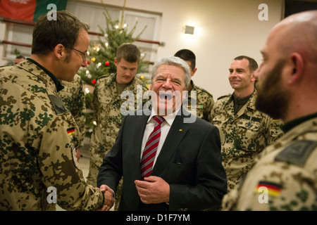 Ein Handout Bild zeigt deutsche Bundespräsident Joachim Gauck im Atrium des Camp Marmal nach einer Rede an die Soldaten der Bundeswehr und zivile Entwicklung Helfer in Mazar-i-Sharif, Afghanistan, 17. Dezember 2012. Foto: Bundesregierung/Steffen Kugler Stockfoto