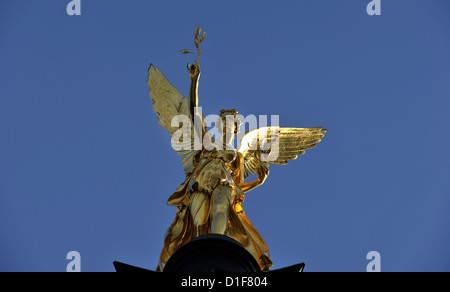 Der Engel des Friedens steht hoch auf einer Spalte in München, 13. Dezember 2012. Der Engel des Friedens erinnert an die 25 Jahre des Friedens nach dem deutsch-französischen Krieg von 1870/1871. Foto: Frank Leonhardt Stockfoto