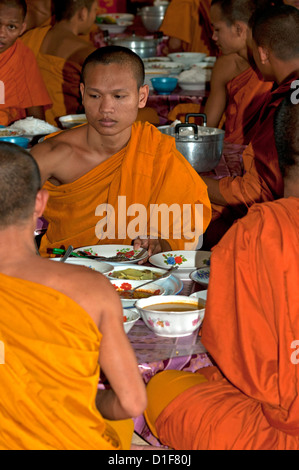 Buddhistische Mönche nehmen ihr Mittagessen im Refektorium des Klosters Kampong Ampil, Battambang, Kambodscha Stockfoto