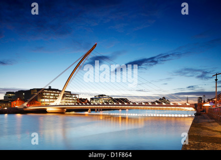 Architekt Santiago Calatrava Sam Beckett Bridge in Dublin in der Abenddämmerung Stockfoto