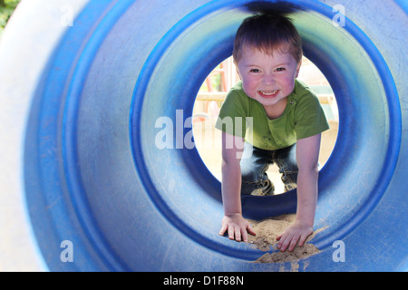 (DATEI) Eine Archivfoto vom 28. Juni 2012 zeigt dänische Minderheit jungen Pelle spielen im dänischen Kindergarten "Skovgade Boernehave" in Flensburg, Deutschland. Kinder werden in dänischen Kindergarten sozialen, sprachliche, kreative und technische Fähigkeiten in dänischer Sprache unterrichtet. Foto: Malte Christen Stockfoto