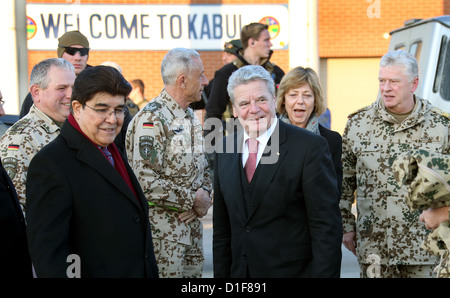 Der deutsche Bundespräsident Joachim Gauck und Partner Daniela Schadt Ankunft am Flughafen in Kabul, Afghanistan, 18. Dezember 2012. Chef des Stabes der Bundeswehr Volker Wieker steht auf der rechten Seite. Foto: WOLFGANG KUMM Stockfoto
