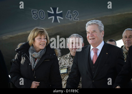 (HANDOUT) - ein Handout Bild zeigt deutsche Bundespräsident Joachim Gauck (r) und seiner Partnerin Daniela Schadt (l) am Flughafen in Kabul, Afghanistan, 18. Dezember 2012. Foto: BUNDESREGIERUNG / STEFFEN KUGLER Stockfoto