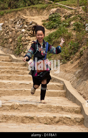 Dorfleben, kleines Mädchen vom Stamm Black Hmong Hill in der Nähe von Sapa, Vietnam Stockfoto