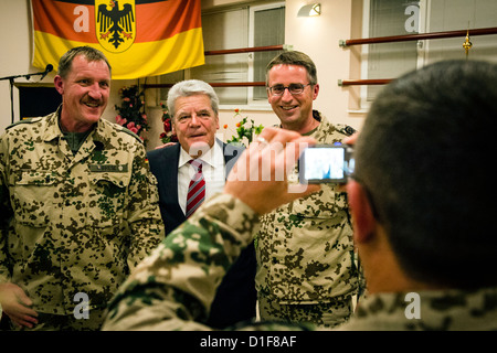 Ein Handout Bild zeigt deutsche Bundespräsident Joachim Gauck im Camp Marmal mit Bundeswehr-Soldaten und zivile Entwicklung Helfer in Mazar-i-Sharif, Afghanistan, 17. Dezember 2012. Foto: Bundesregierung/Steffen Kugler Stockfoto