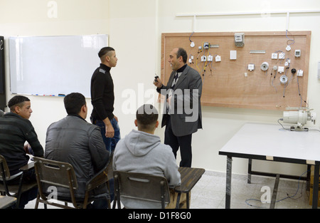 Schülerinnen und Schüler besuchen eine Klasse bei der offiziellen Eröffnung des Vocational Training Center (VTC) in Nablus, Palästinensische Gebiete, 8. Dezember 2012. Foto: Rainer Jensen Stockfoto